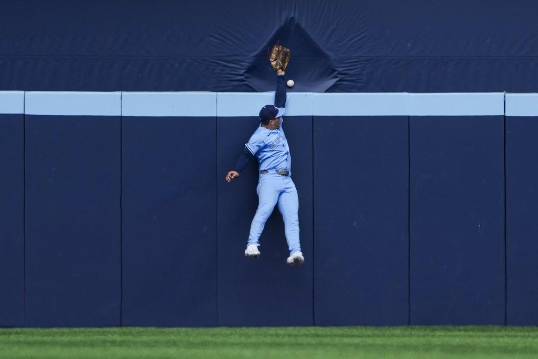 Deadspin | Blue Jays rout Orioles to complete sweep