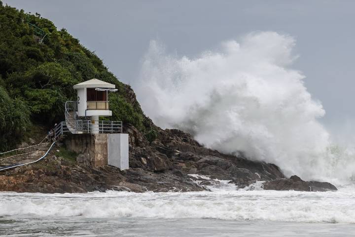 Hong Kong braces for Super Typhoon Ragasa, the strongest storm on earth this year