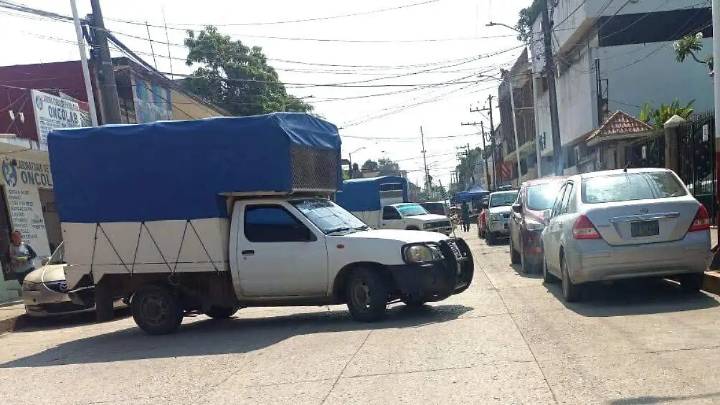 Por falta de energía protestan con bloqueo frente a las oficinas de CFE en Huejutla