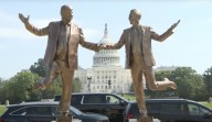 La provocadora escultura de Donald Trump y Jeffrey Epstein dándose la mano