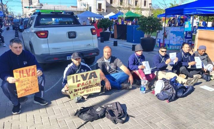 Trabajadores despedidos de Ilva se encadenan para exigir el pago de indemnizacio