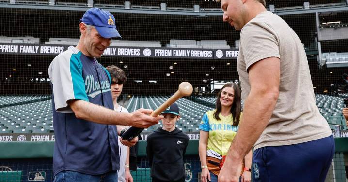 Mariners’ Cal Raleigh meets mystery fan who caught No. 60 (and then gave it away)