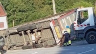 Vuelca un tráiler cargado con cinco mil pollos al dar una curva en Barro