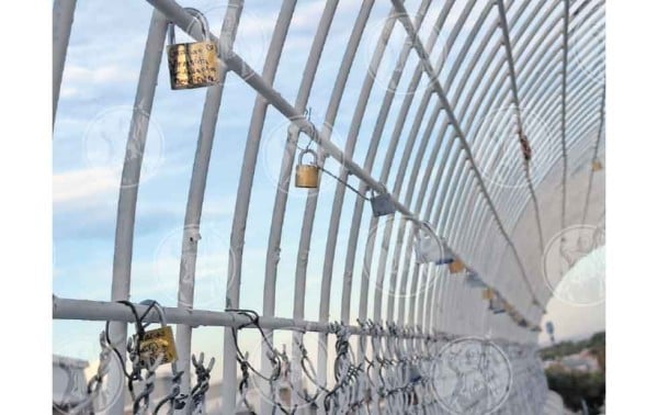 Convierten puente peatonal en espacio de agradecimiento