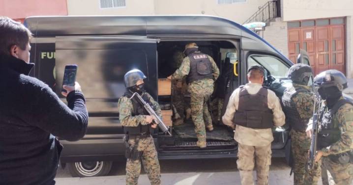 Trasladan a San Salvador de Jujuy a uno de los sospechosos por el triple crimen de Florencio Varela