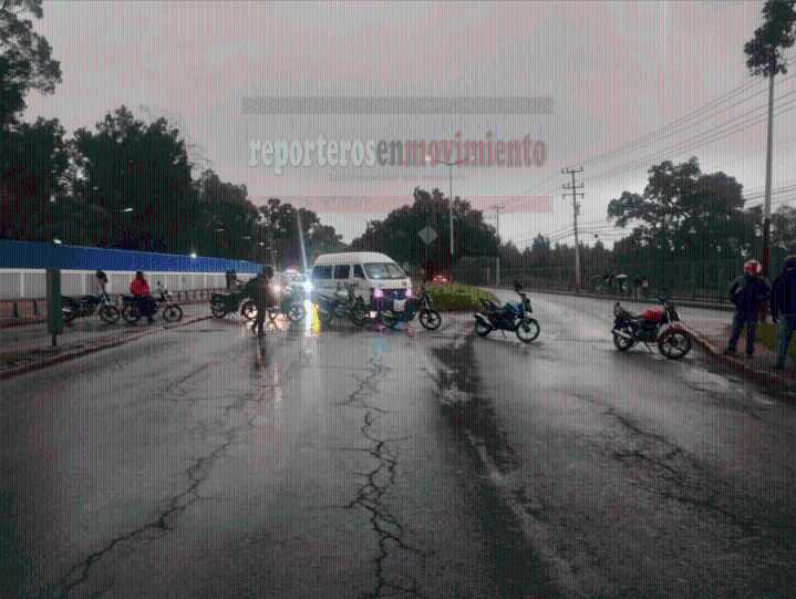 MOTOCICLISTAS BLOQUEARON LA MÉXICO-TEXCOCO, EXIGEN TRASLADO DE INTERNOS Y PARAR LAS EXTORSIONES