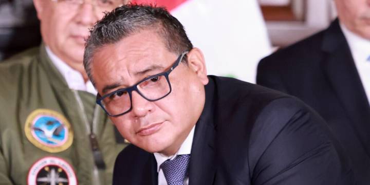 “Dina Boluarte está en jaque”: peritaje fiscal desmiente a Juan José Santiváñez y confirma su voz en audio de capitán ‘Culebra’