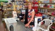 Julia Rosa pide la cuenta: se jubila la mujer que regentó 36 años el supermercado de San Román de Candamo