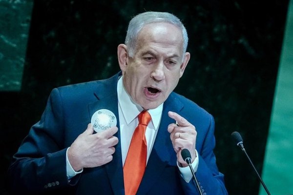El QR que Netanyahu ha mostrado en una chapa en su intervención en la ONU y que lleva a imágenes del 7
