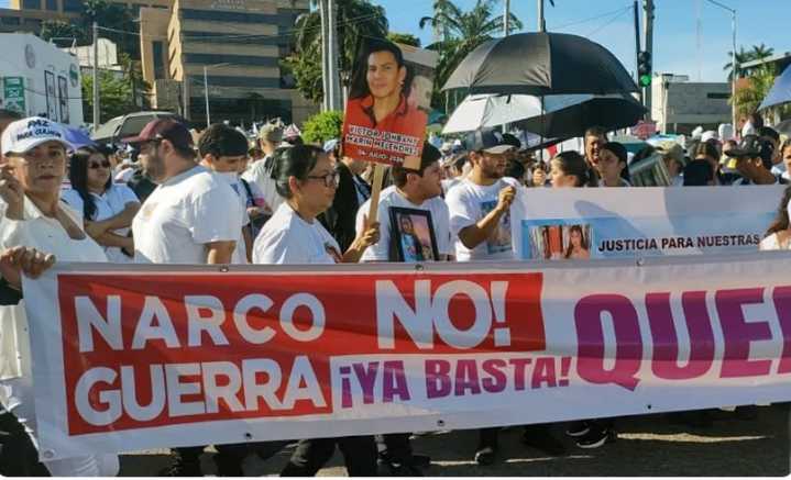 Miles marchan en Sinaloa piden justicia y un alto a la violencia, en Culiacán
