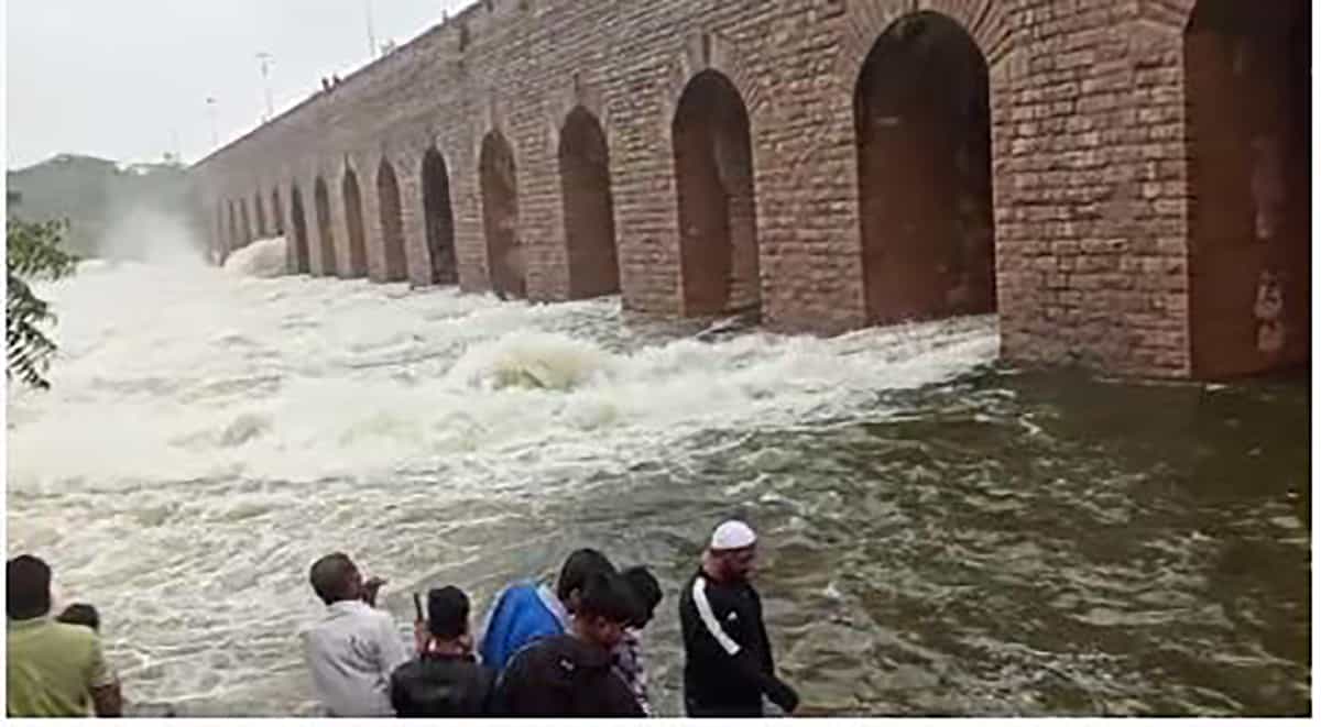 Himayat Sagar, Osman Sagar gates lifted, flood warning issued