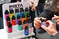 Los epidemiólogos alertan de que la industria se sirve de los cigarrillos electrónicos para minar la lucha contra el tabaco