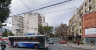 Impactante accidente en el macrocentro: una moto terminó abajo de un colectivo y su conductor internado