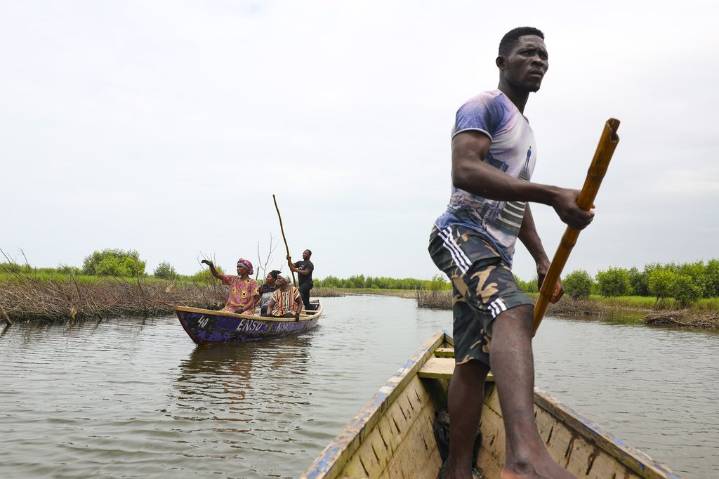 In coastal Ghana, female oyster farmers try to save an old practice threatened by climate change