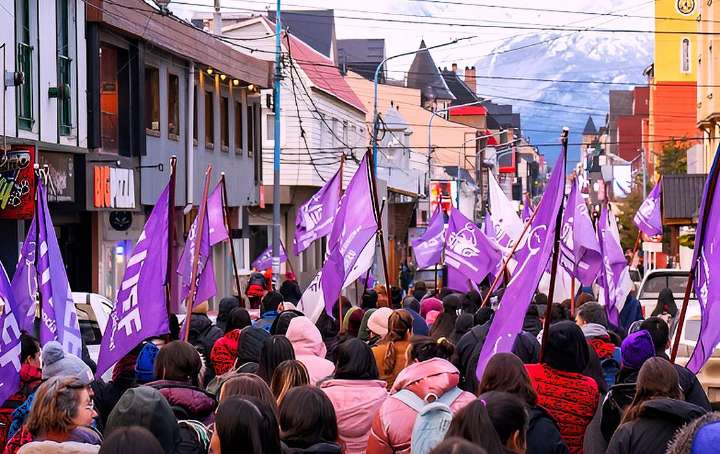 Docentes lideran el rechazo a la visita de Milei a Ushuaia con un banderazo por la soberanía