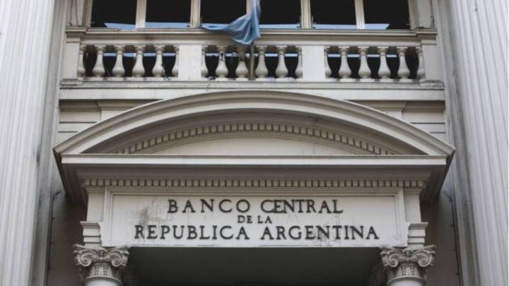 El BCRA vendió u$s678 millones para frenar al dólar