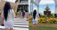 Cubana cumple promesa a Oshún descalza en Ermita de Miami