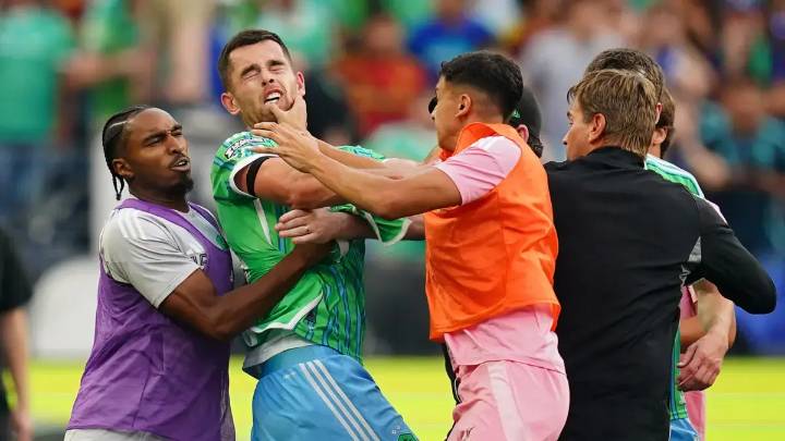 La final de la Leagues Cup entre Inter Miami y Seattle Sounders acabó en pelea: Luis Suárez escupió a un auxiliar del equipo rival, video