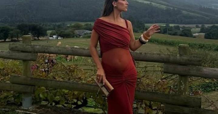 Acaban de llegar a Zara los vestidos de invitada elegantes y con efecto tipazo que te salvan la boda de otoño por menos de 50 euros