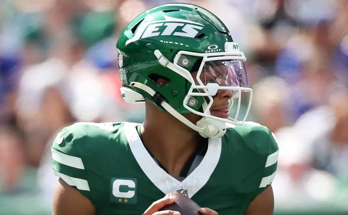 Is Justin Fields playing for Jets vs Dolphins on Monday Night Football today, September 29?