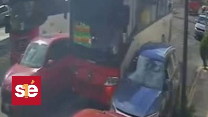 Autobús de transporte público choca contra camioneta en Toluca y huye tras el accidente