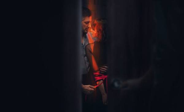 Netflix se la juega y apuesta a todo con el thriller erótico de cuatro capítulos