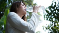 ¿Qué le pasa a tu cuerpo si tomas agua con gas todos los días? Esto dicen los expertos