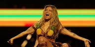 Karol G le subió el volumen a ‘Tropicoqueta’ en el medio tiempo de la NFL en Brasil: así fue su presentación