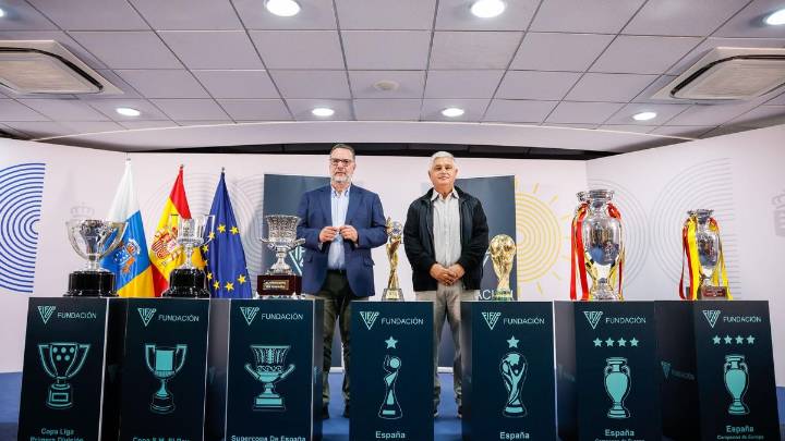 La Consejería de Educación y la Fundación Canaria de la FIFLP presentan la exposición itinerante de los trofeos de la Selección Española de Fútbol
