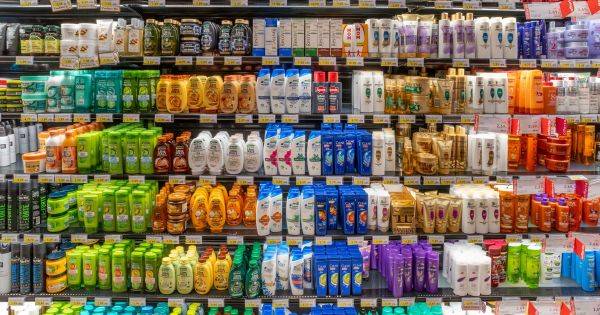 El shampoo que exigen retirar de todos los supermercados por causar irritaciones y ser ilegal