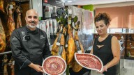Pepe Alba y Esther Alcalde en su centro escuela 'El jamón hecho Arte'