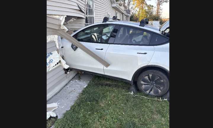 Woman suffers medical emergency, crashes into Stearns County garage