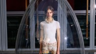 Huevos de cristal en lugar de una pasarela: el show más viral del Milan Fashion Week