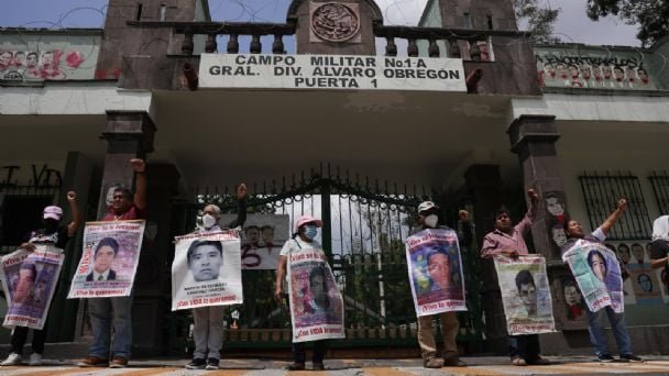Padres de los 43 normalistas exigen a Sheinbaum la entrega de los 800 folios que Sedena les niega