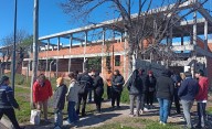 Familias de la Escuela N° 116 de Virrey del Pino reclaman seguridad por edificación abandonada que fue tomada y vandalizada