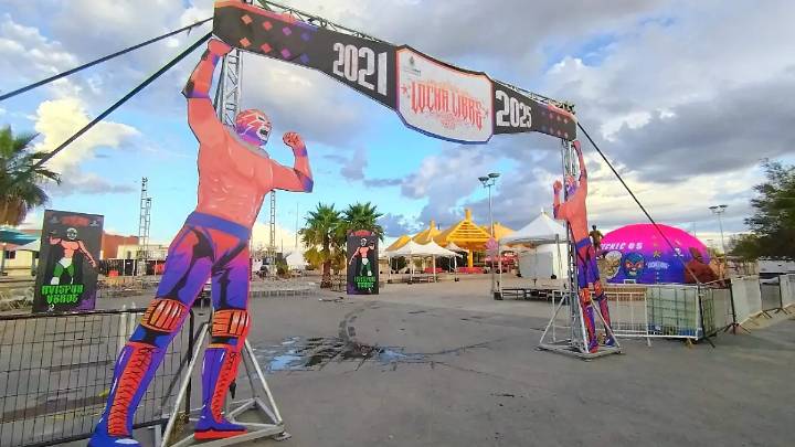 Asisten cientos de personas al Cuarto Festival de Lucha Libre en el Museo Juan Gabriel en Ciudad Juárez