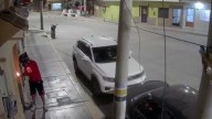 Cámara capta a extorsionador dejando un explosivo en la puerta de una vivienda del barrio tumbesino de Bellavista