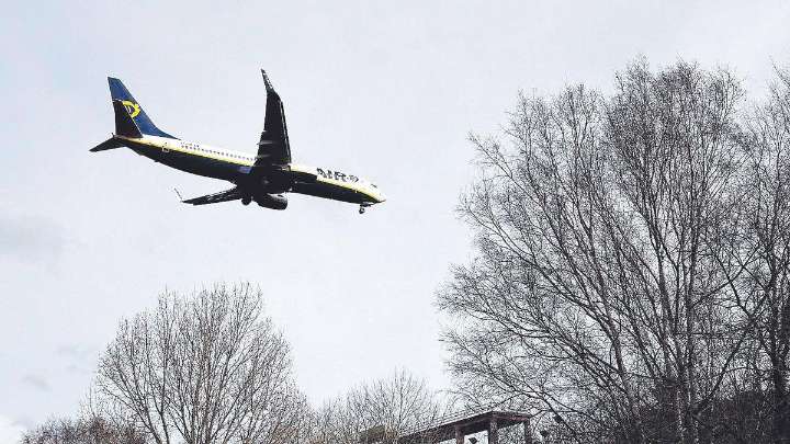 Ryanair presenta un ERE para cien empleados de asistencia en tierra de Santiago: «É unha mafia»