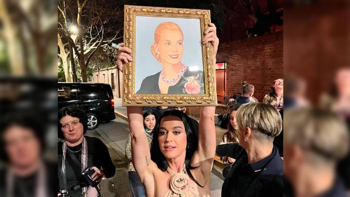 Katy Perry ya está en Argentina y fue recibida con un cuadro de Eva Perón