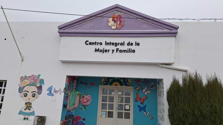 Firma de acta colaborativa para pasantía inclusiva en el Centro Integral de la Mujer de Caleta Olivia