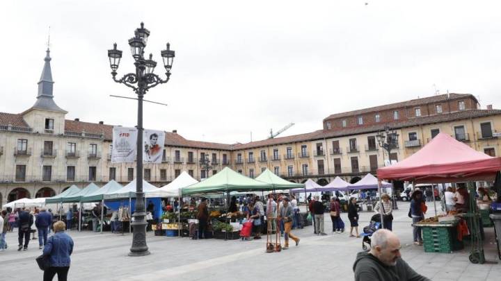 Los vendedores del mercado tradicional de León: "La plaza Mayor siempre será la plaza Mayor"