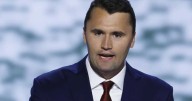 "No te queremos en el país": EEUU niega visas a extranjeros que se burlaron del crimen de Charlie Kirk