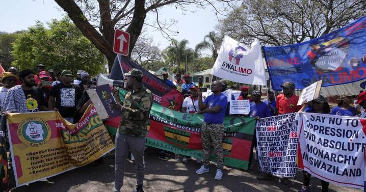 Activistas de Esuatini protestan por acuerdo de deportación frente a embajada de EEUU en Sudáfrica