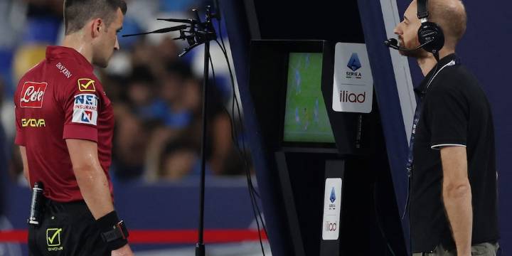 Así funciona el “VAR a pedido” que la FIFA probará en el Mundial Sub 20: por qué es más barato y el rol de los técnicos