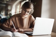 AI or Human: Choosing the Right Essay Writer for Academic Success