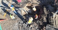 Fuga de agua genera socavón en la calle Lerdo, frente a Rectoría de la UABC