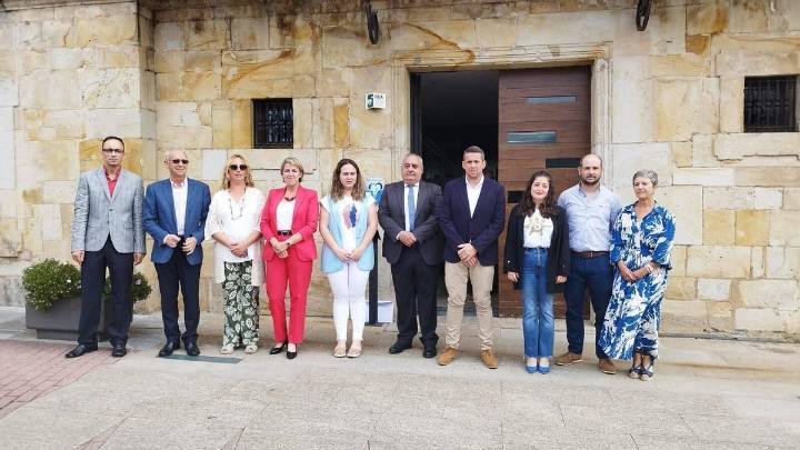 El pleno de Colunga aprueba pedir la dimisión de una concejala de Foro por revelar datos personales en una sesión