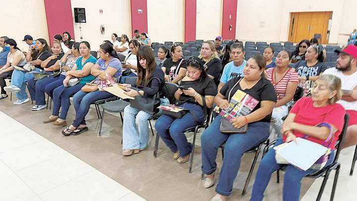 Orientan a los padres para Beca Rita Cetina