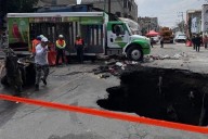 Retiran camión de refrescos que cayó dentro de socavón