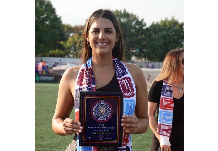 Amira Hidalgo recibe premio de Campeones de la Comunidad